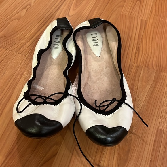 Bloch two tone ballet flats. Size 39 = size 8. - Picture 3 of 10